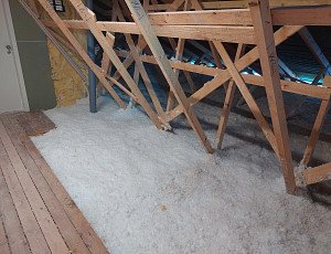 Zateplení stropů strojoven pomocí foukané izolace